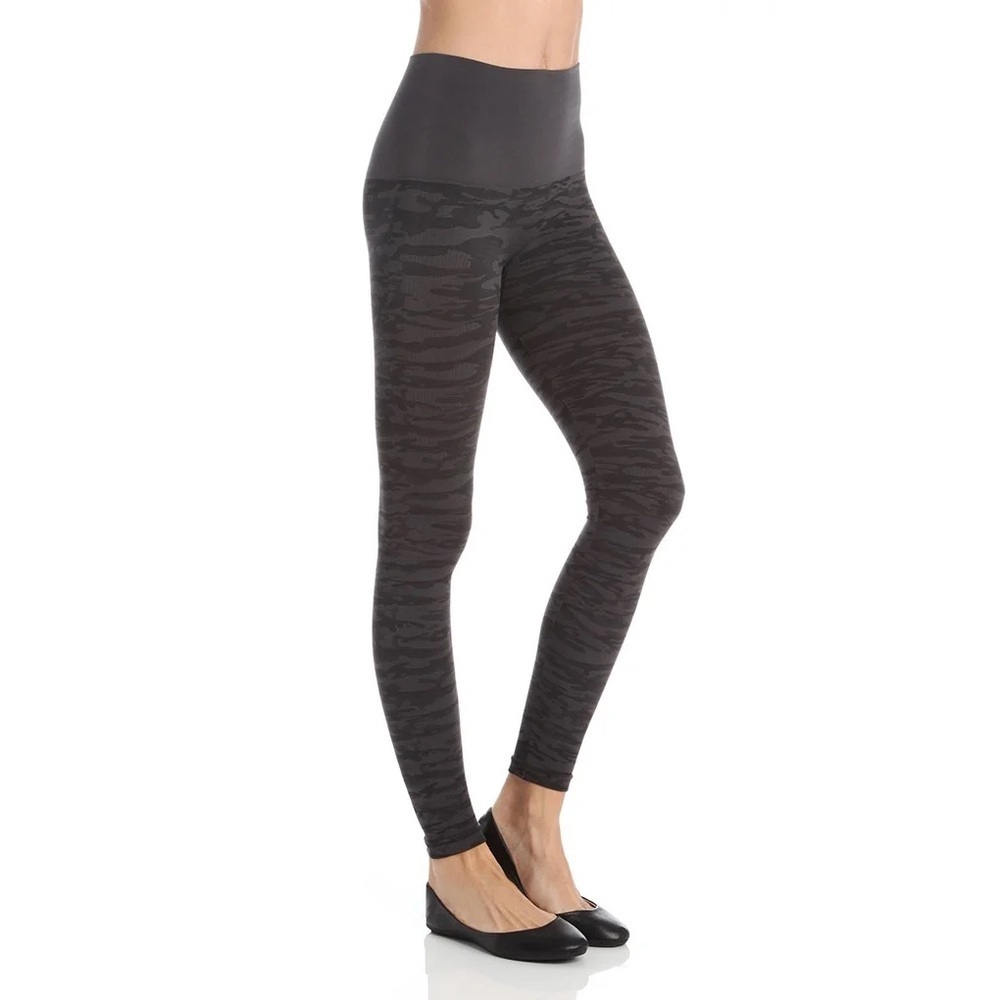 Spanx Love Your Assets by Sara Blakely Seamless Leggings Black Camo Print SZ XS